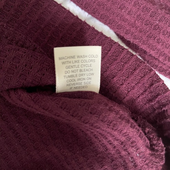 Burgundy hooded pullover with flower strings - Picture 5 of 6